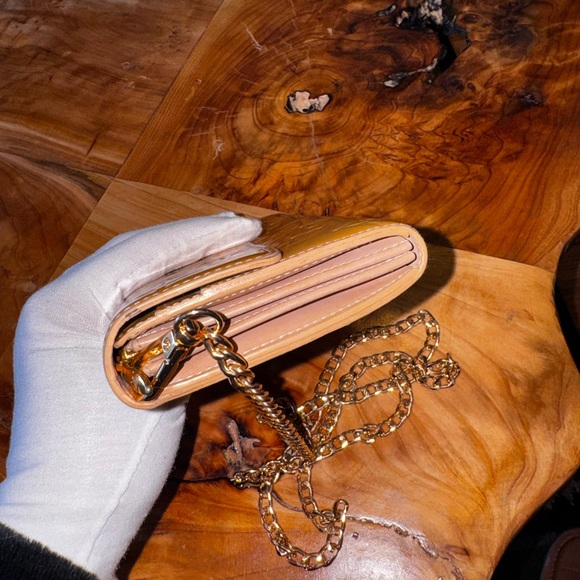 Louis Vuitton
Vernis Patent Leather Sarah Wallet vintage converted Crossbody - Picture 5 of 16